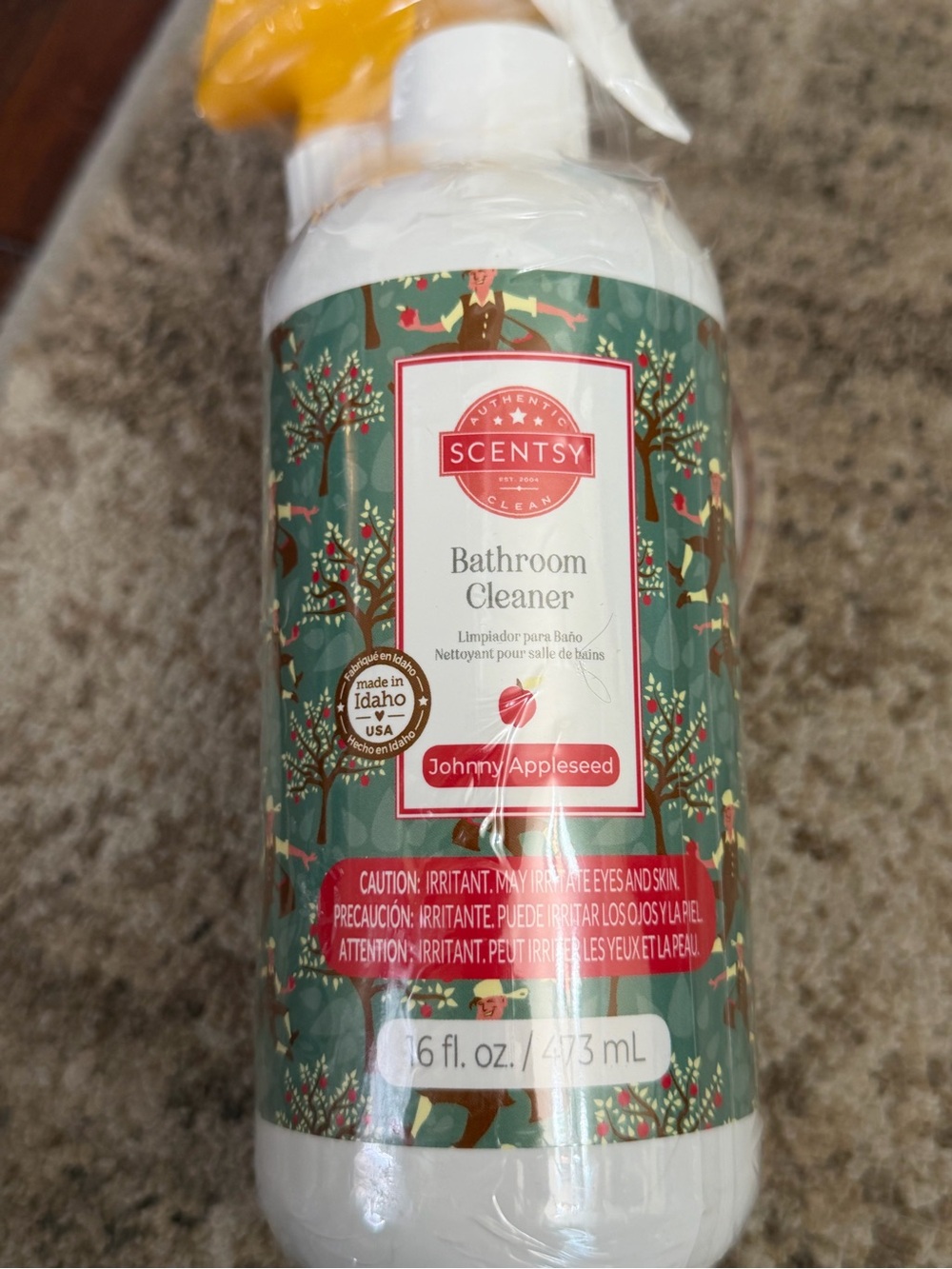 Scentsy Johnny Appleseed Bathroom Cleaner - Green and Red Accents